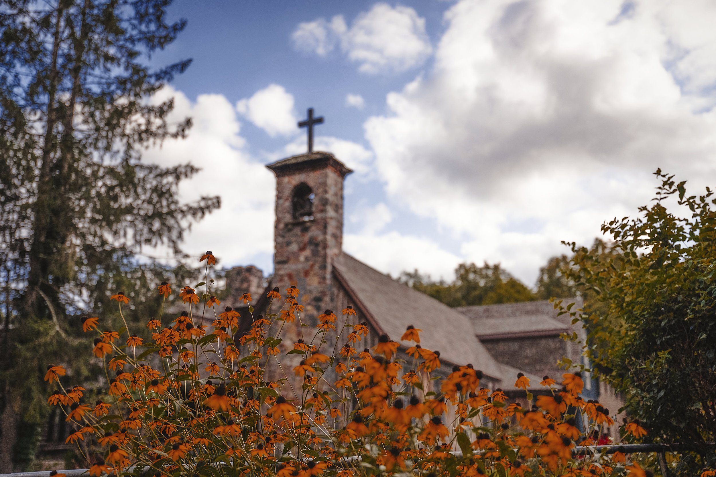 Chapel at Durward’s Glen framed by trees and flowers